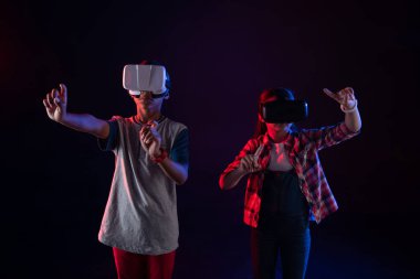 Mutlu kız ve Vr kulaklıklar giyen erkek