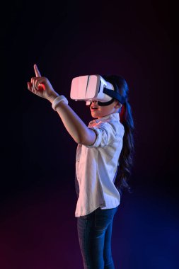 Bir Vr kulaklık giyen hayran kız öğrenci