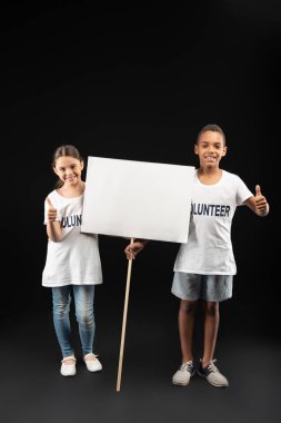 Beyaz bir tablo tutarak coşkulu gönüllüler