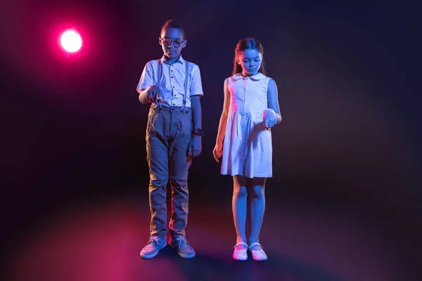 Niños decididos presionando botones imaginarios —  Fotos de Stock