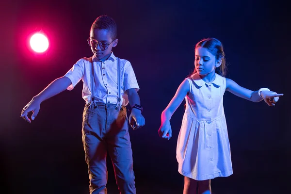 Niños no sonrientes presionando botones imaginarios — Foto de Stock