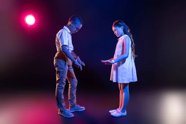 Chica inspirada y un chico tocando un piano imaginario —  Fotos de Stock