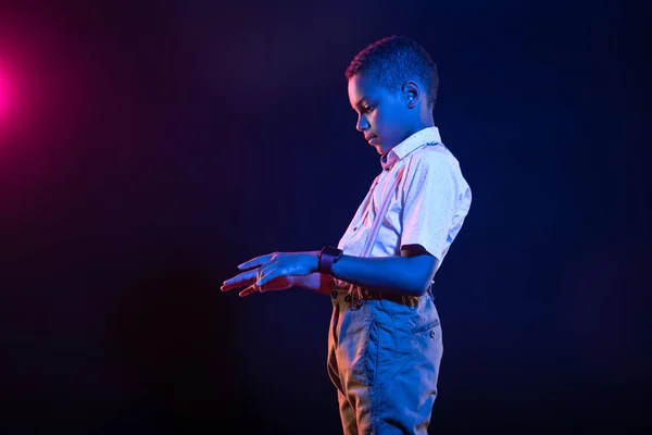 Serious little boy playing the piano — Stock Photo, Image