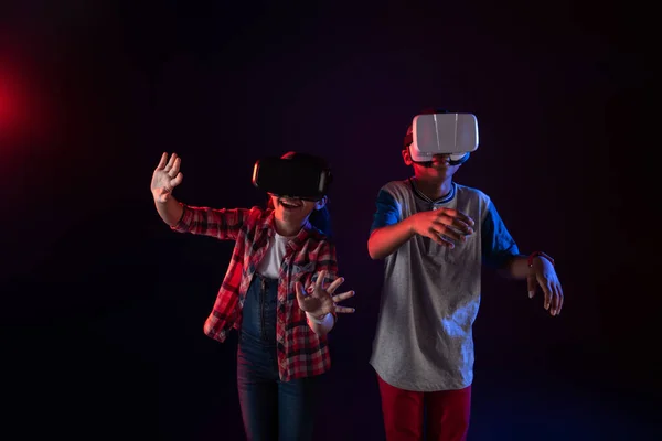 Niños exuberantes con auriculares VR — Foto de Stock