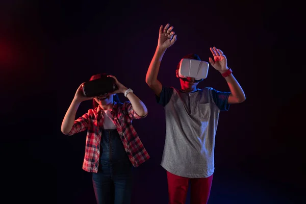 Niños alegres con auriculares VR —  Fotos de Stock