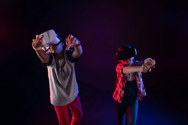 Happy best friends playing VR games — Stock Photo, Image