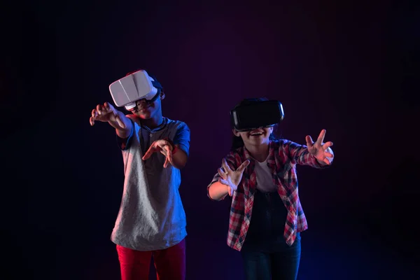 Alerta mejores amigos jugando juegos de realidad virtual —  Fotos de Stock