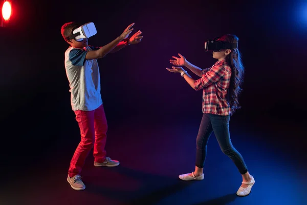 Lekfull bästa vänner spelar Vr spel — Stockfoto