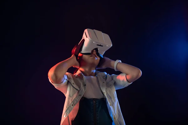 Chica seria con un casco VR —  Fotos de Stock