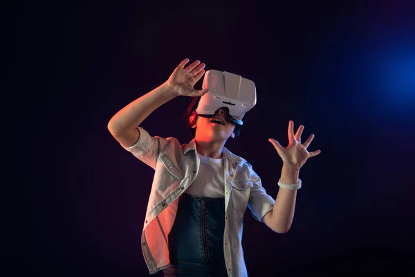Chica alegre con un casco VR —  Fotos de Stock