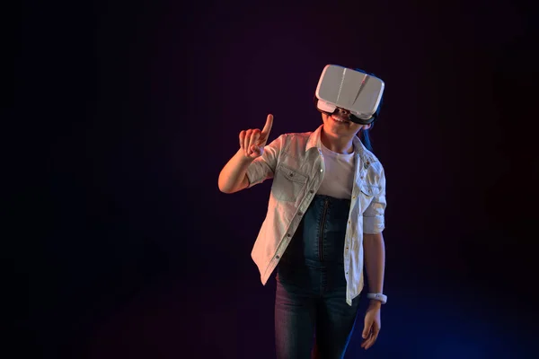 Leende flicka klädd i en Vr-headset — Stockfoto