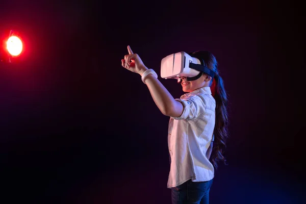 Colegiala exuberante con auriculares VR —  Fotos de Stock
