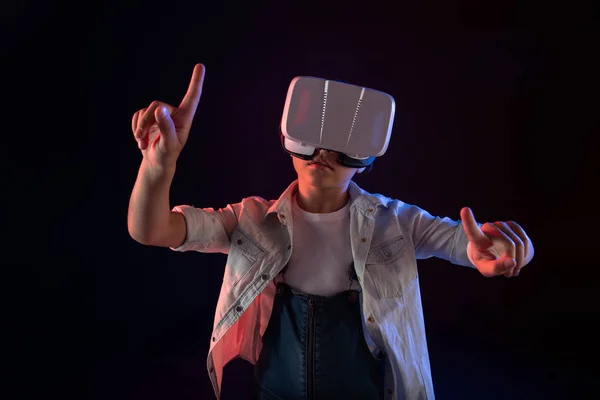 Geconcentreerde schoolmeisje het dragen van een Vr headset — Stockfoto