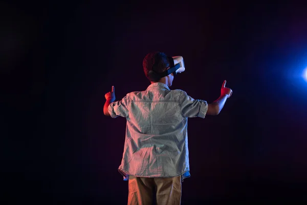 Tan Adicto Niño Cabello Oscuro Concentrado Con Auriculares Imágenes Imaginarias — Foto de Stock