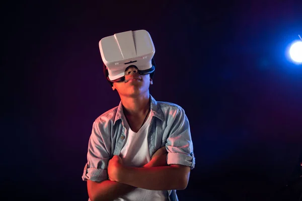 Colegial meditativo con un auricular VR moderno —  Fotos de Stock