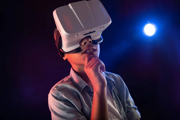 Slimme scholier het dragen van een moderne Vr headset — Stockfoto