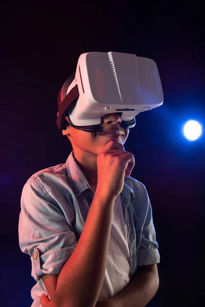 Adolescente feliz con un auricular VR moderno —  Fotos de Stock