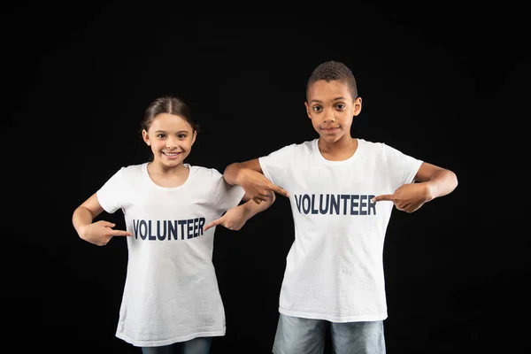 Inspirowane młodych wolontariuszy na sobie białe bluzki — Zdjęcie stockowe