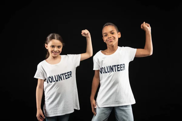 Zachwycony młodych ochotników na sobie białe bluzki — Zdjęcie stockowe