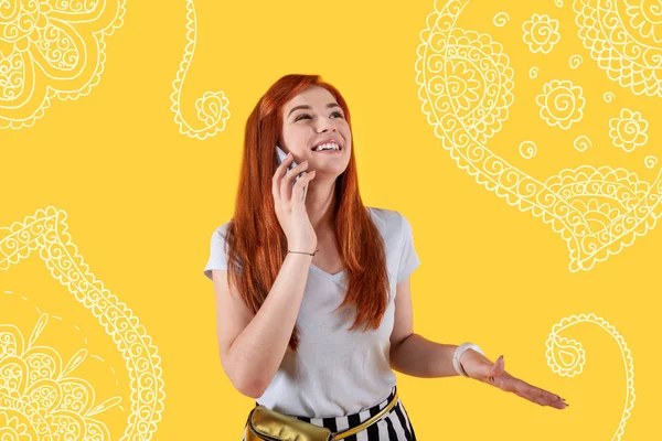 telefonda konuşurken gülerek mutlu bir kadın