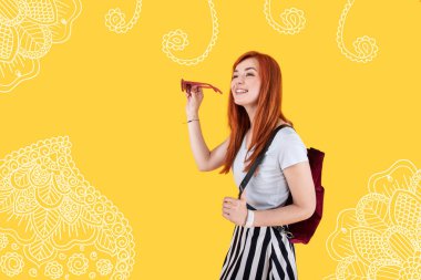 Güzel parkta bir yürüyüş yaparken gülümseyen mutlu öğrenci