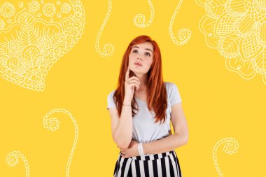 Özenli öğrenci bir müze ziyaret ederken merak seyir