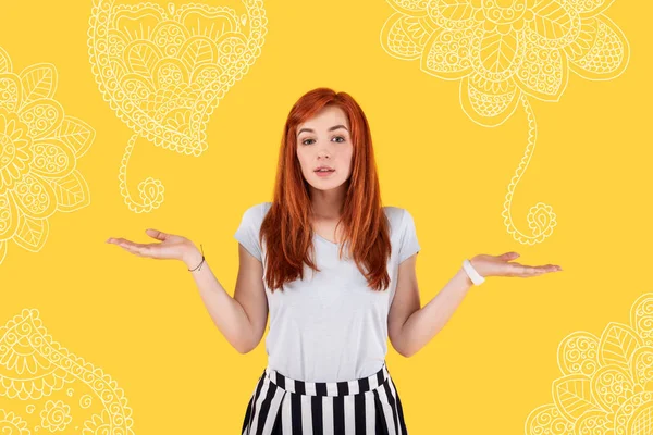 Yorgun Tasarımcısı yeni fikirleri yaparken ellerini koyarak