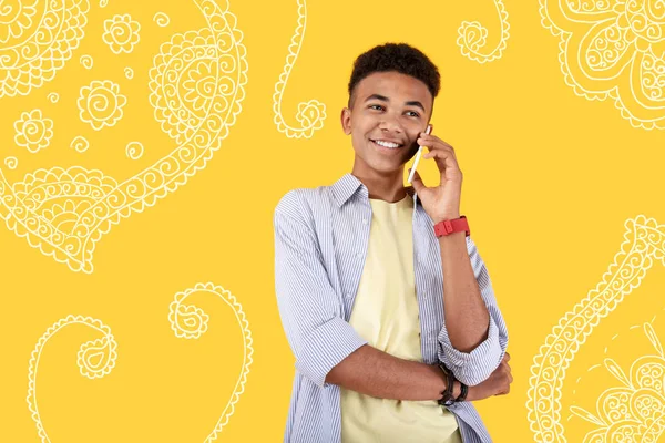 Joven sonriendo y hablando por teléfono — Foto de Stock