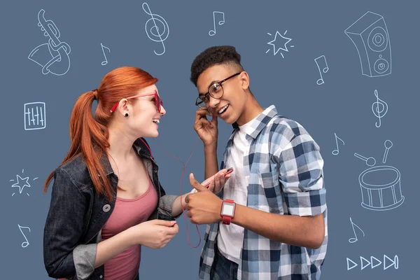 Vänliga tonåringar mår bra medan du lyssnar på musik och dans — Stockfoto