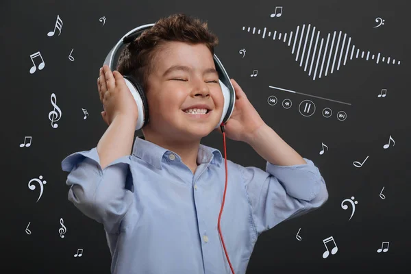Pozitif çocuk müzik dinlerken gözlerini kapatma — Stok fotoğraf