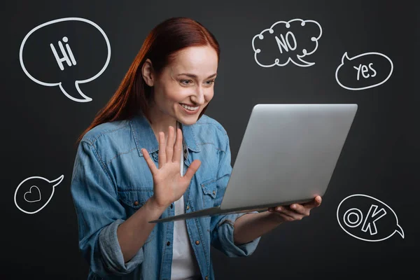 Felice studente sorridente mentre ha una videochiamata con i suoi genitori — Foto Stock