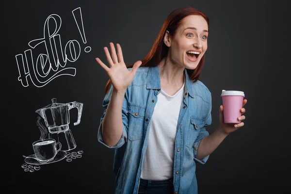 Mujer expresiva sintiéndose exitado mientras nota a su amigo en un café —  Fotos de Stock