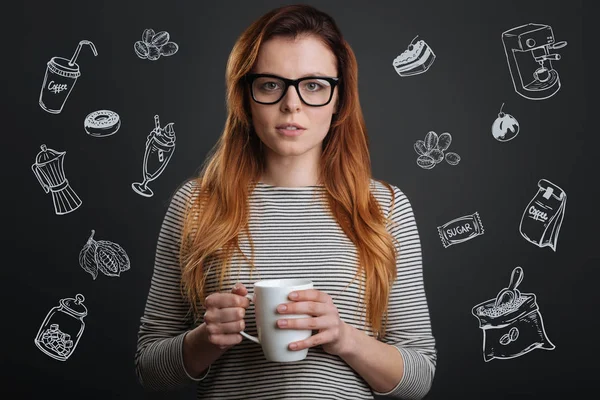 Lugn student håller en kopp och dricka kaffe på morgonen — Stockfoto