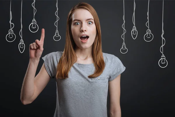 Estudiante emocional levantando el dedo y mirando emocionada — Foto de Stock