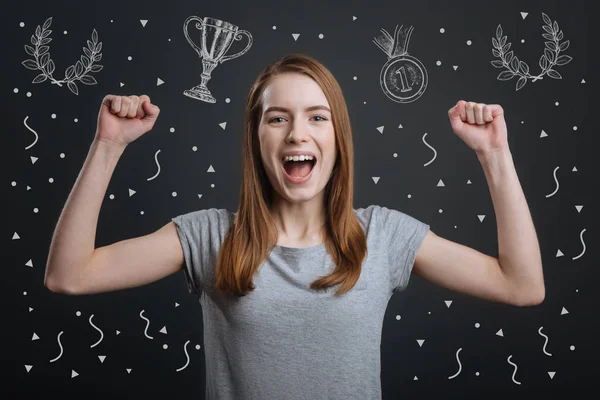 Ganador Alegre Deportista Trabajadora Sintiéndose Emocionada Levantando Las Manos Después — Foto de Stock