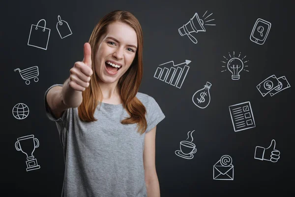 Alegre estudiante sentirse optimista mientras busca un trabajo — Foto de Stock