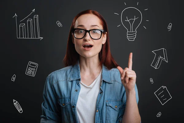 Economista inteligente sintiéndose feliz mientras recibe una idea maravillosa —  Fotos de Stock