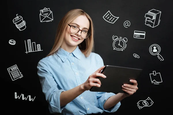 Estudante inteligente sentindo-se feliz enquanto está de pé com um tablet moderno — Fotografia de Stock