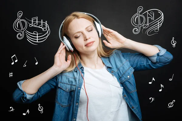 Mulher calma relaxante enquanto ouve música com os olhos fechados — Fotografia de Stock