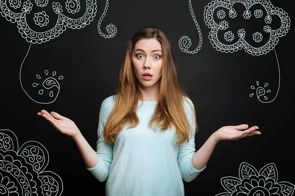 Emotionale Frau schaut überrascht auf das neue Ornament in ihrem Zimmer — Stockfoto