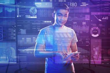 Bir tablet ile ayakta ve gülümseyen neşeli yazılım geliştirici