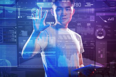 Akıllı web geliştirici bir tablet ile ayakta ve fütüristik bir cihaz ile çalışma