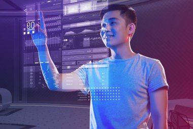 Holografik görüntü dokunmadan süre gülümseyen mutlu programcı