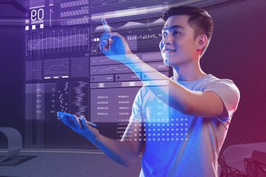 Bir gadget'ı tutan ve hologram dokunmadan olumlu adam