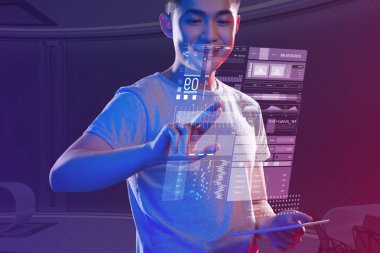 Mutlu o gülümseyen ve kolayca bir hologram yapma öğrenci