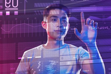 Dikkatli programcı ile çalışırken bir parmak ekran dokunaklı