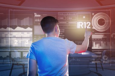 Onun ofisinde ayakta ve hologram dokunmadan Akıllı programcı