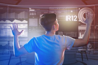 Tek başına çalışırken ekran dokunaklı deneyimli web geliştiricisi