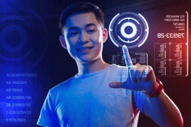 Yuvarlak kutsal kişilerin resmi vasıl seyir ve gülümseyen pozitif genç adam