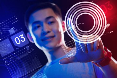 Gülümseyen ve bir büyük yuvarlak kutsal kişilerin resmi üstünde belgili tanımlık perde dokunmadan yakışıklı adam